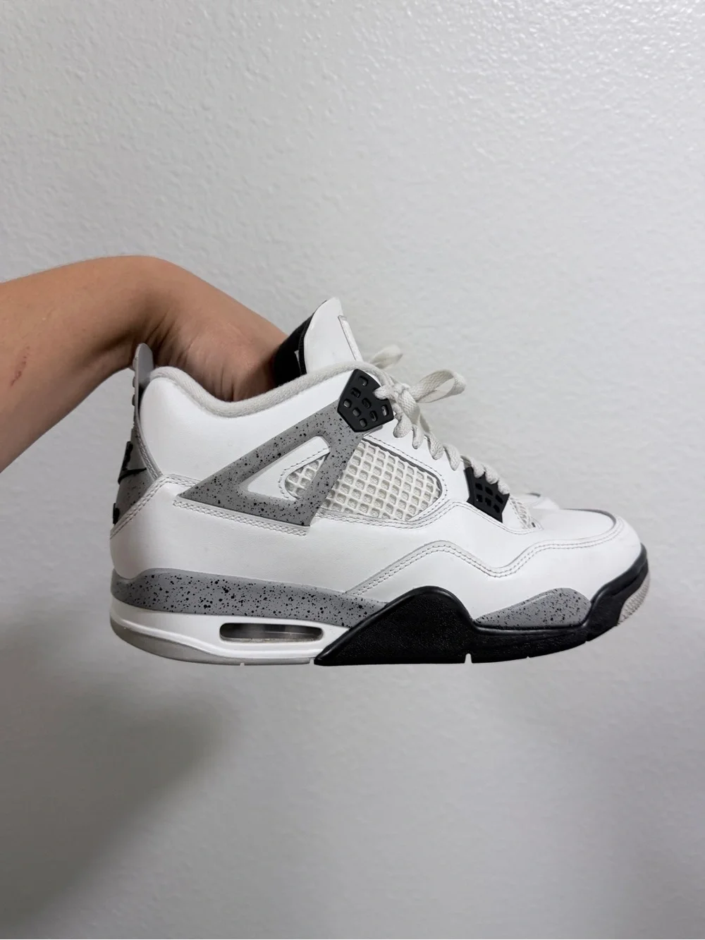 Jordan retro 4 white cement